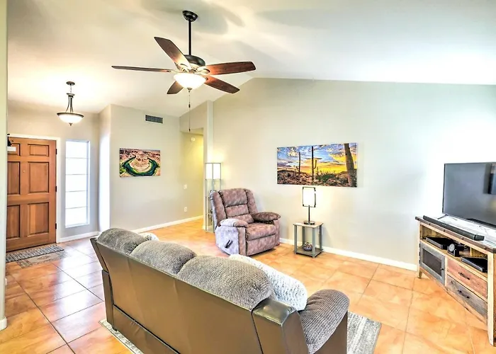 Family Home: Games, Private Pool & Patio! Holiday home *