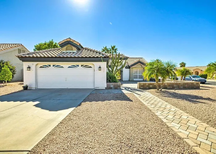 Family Home: Games, Private Pool & Patio! Holiday home