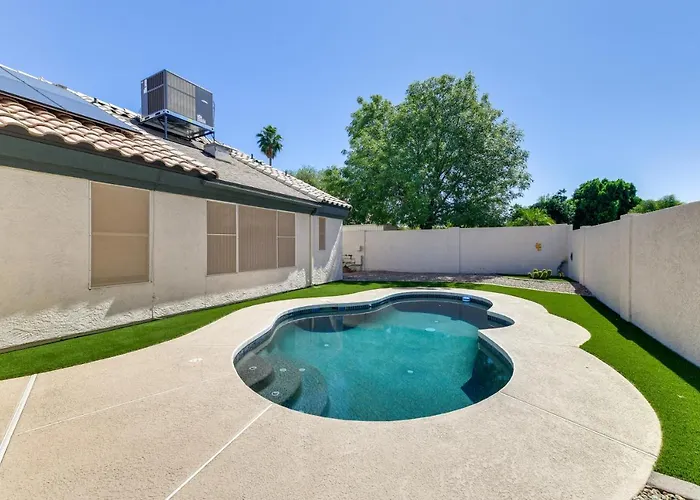 Family Home: Games, Private Pool & Patio! Holiday home