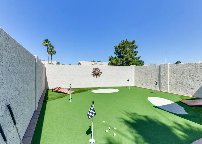 Family Home: Games, Private Pool & Patio! Holiday home *